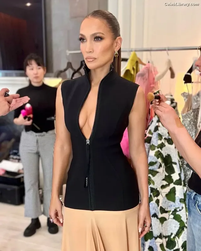 Jennifer Lopez photo 2 of 3409