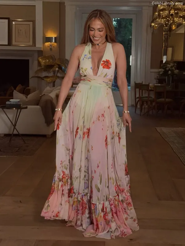 Jennifer Lopez photo 1 of 3409