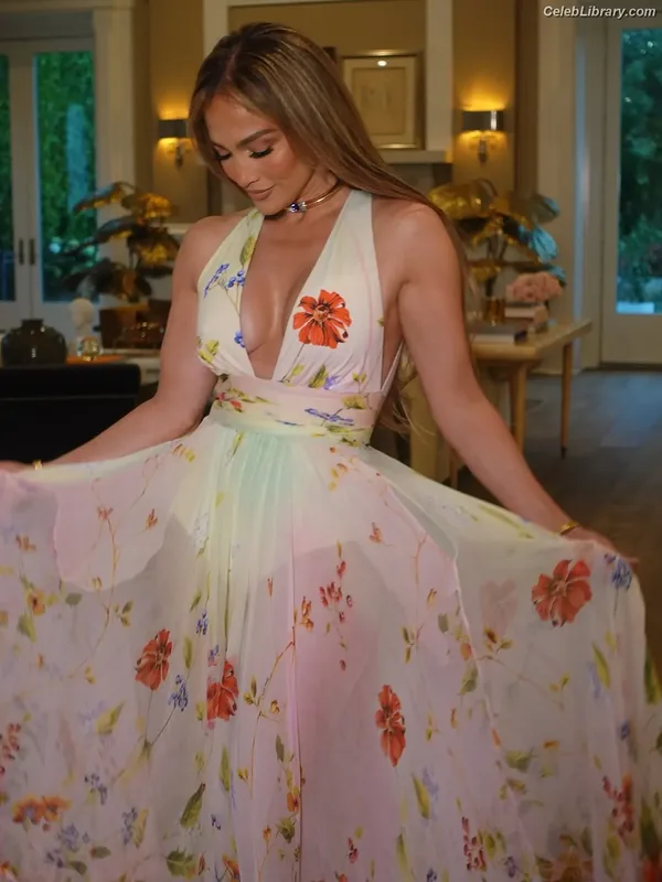 Jennifer Lopez photo 2 of 3409
