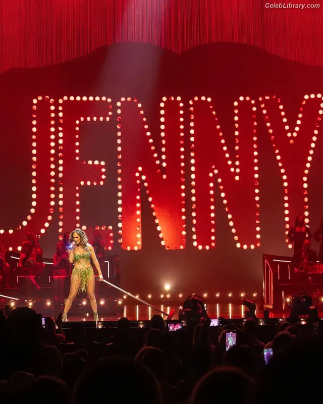 Jennifer Lopez photo 12 of 3409