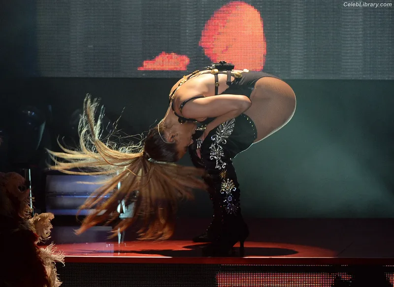 Jennifer Lopez photo 1 of 3409