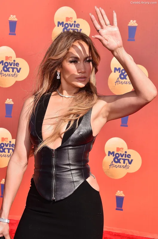 Jennifer Lopez photo 1 of 3409