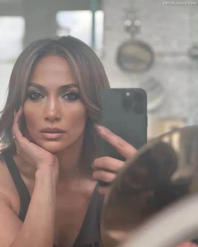 Jennifer Lopez photo 2 of 3409