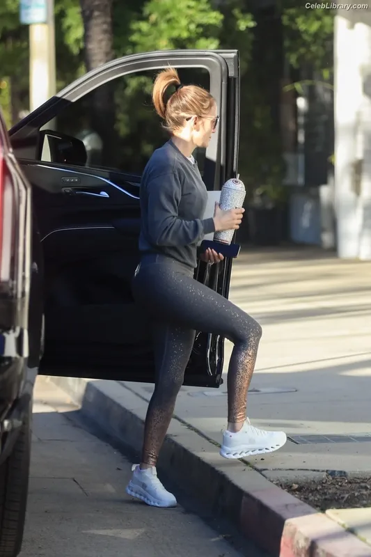 Jennifer Lopez photo 1 of 3409