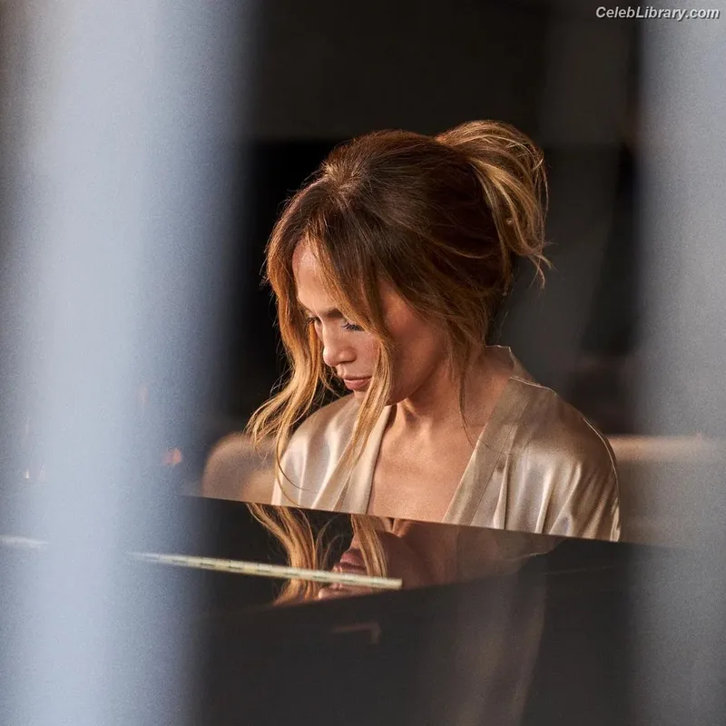 Jennifer Lopez photo 5 of 3409