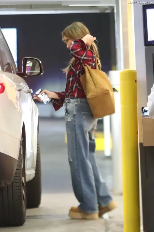 Jennifer Lopez photo 10 of 3409