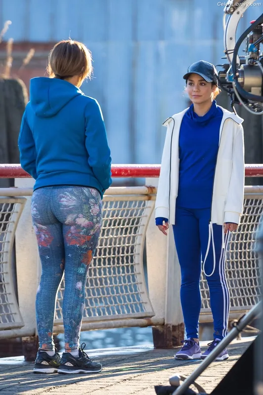 Jennifer Lopez photo 1 of 3409