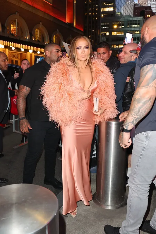 Jennifer Lopez photo 1 of 3409