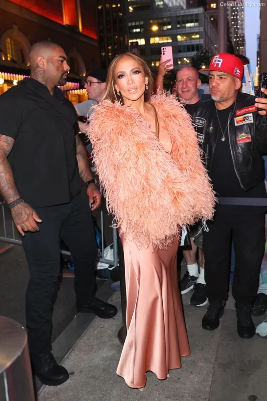 Jennifer Lopez photo 8 of 3409