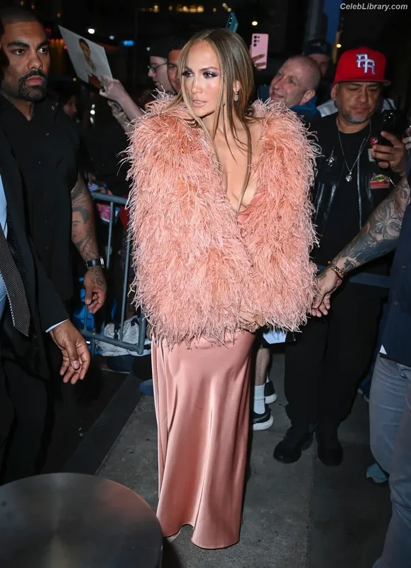 Jennifer Lopez photo 2 of 3409