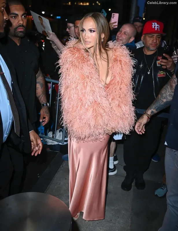 Jennifer Lopez photo 3 of 3409