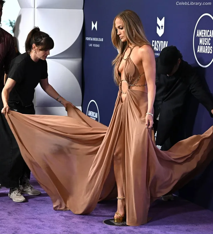 Jennifer Lopez photo 1 of 3409