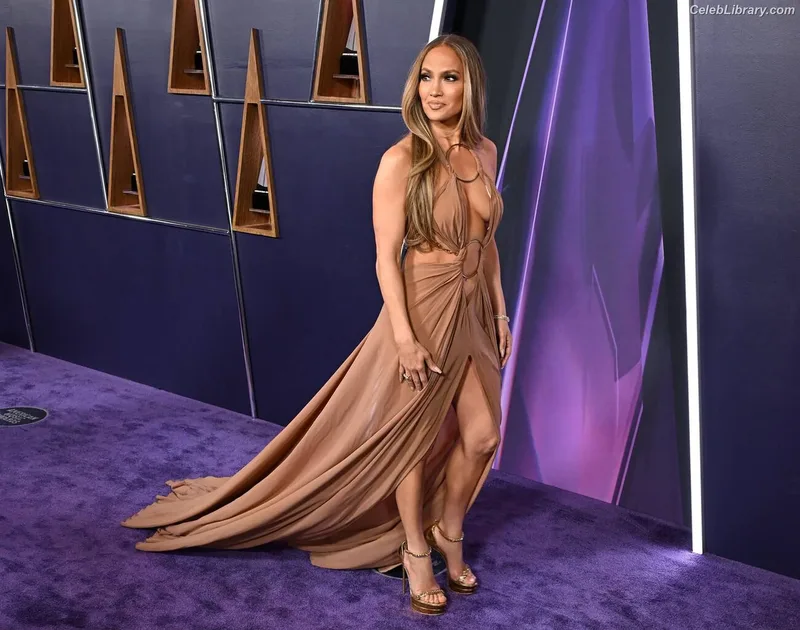 Jennifer Lopez photo 2 of 3409