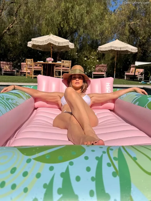 Jennifer Lopez photo 12 of 3409