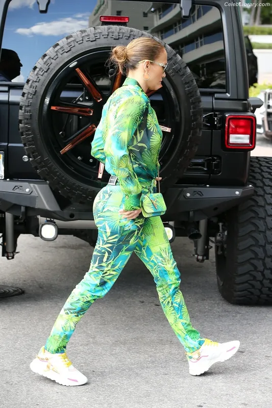 Jennifer Lopez photo 12 of 3409