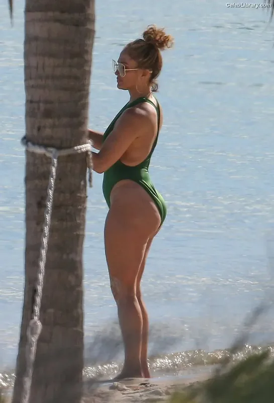 Jennifer Lopez photo 3 of 3409