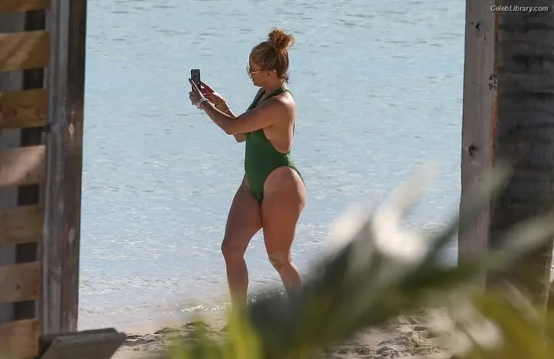 Jennifer Lopez photo 10 of 3409