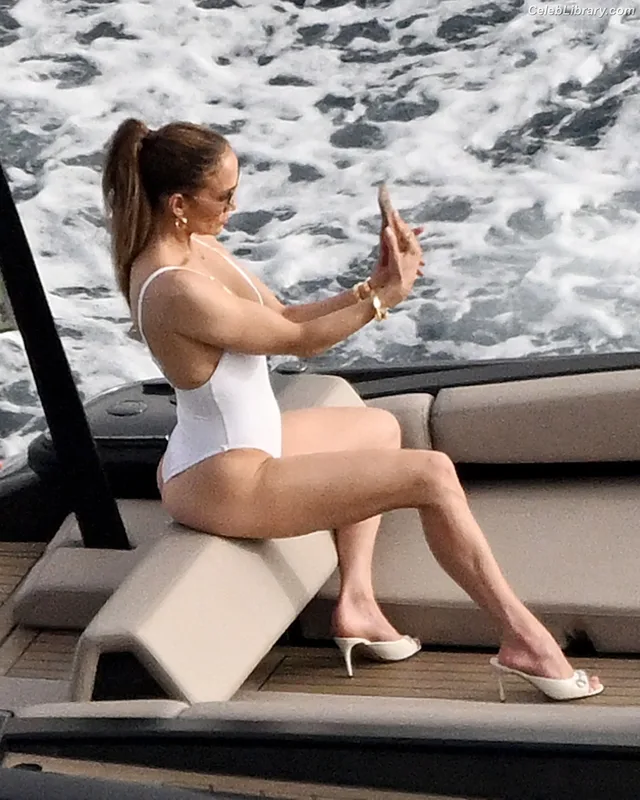 Jennifer Lopez photo 14 of 3409