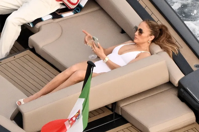 Jennifer Lopez photo 1 of 3409