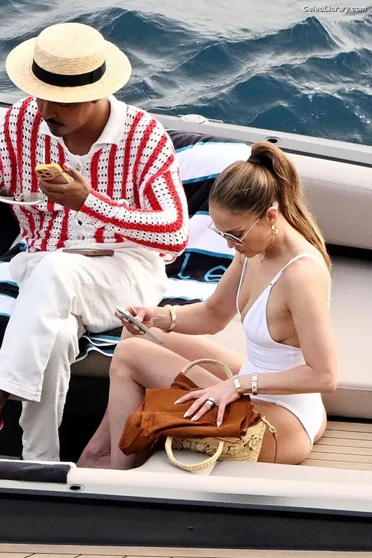 Jennifer Lopez photo 9 of 3409