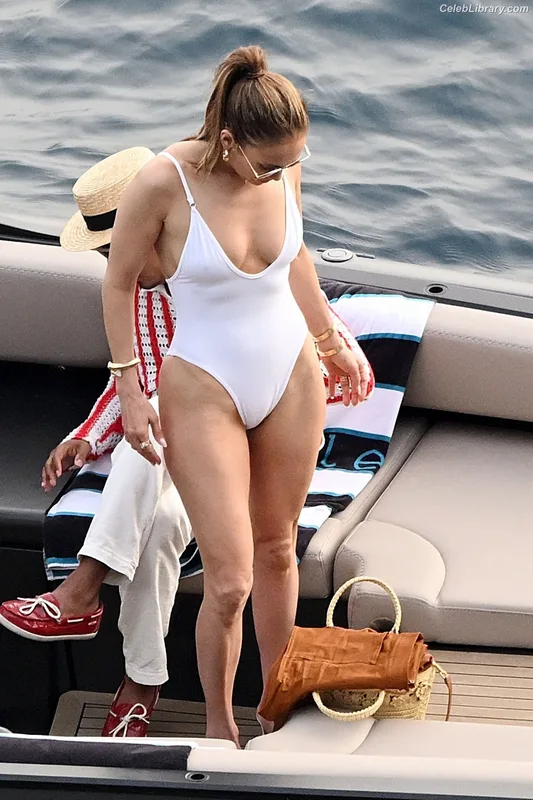 Jennifer Lopez photo 2 of 3409