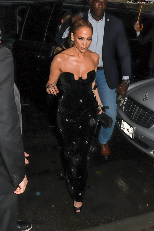 Jennifer Lopez photo 1 of 3409