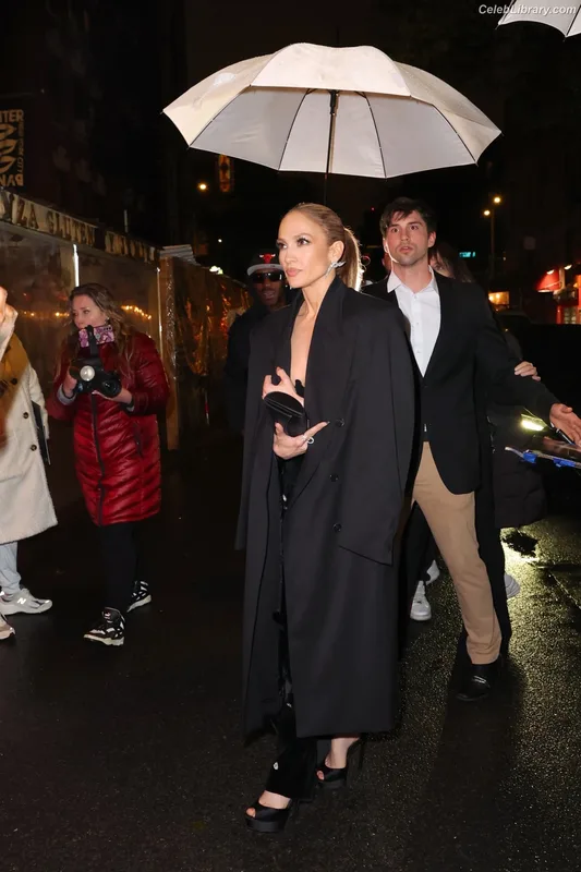 Jennifer Lopez photo 1 of 3409