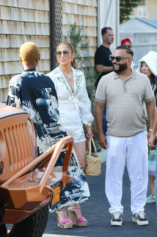 Jennifer Lopez photo 2 of 3409