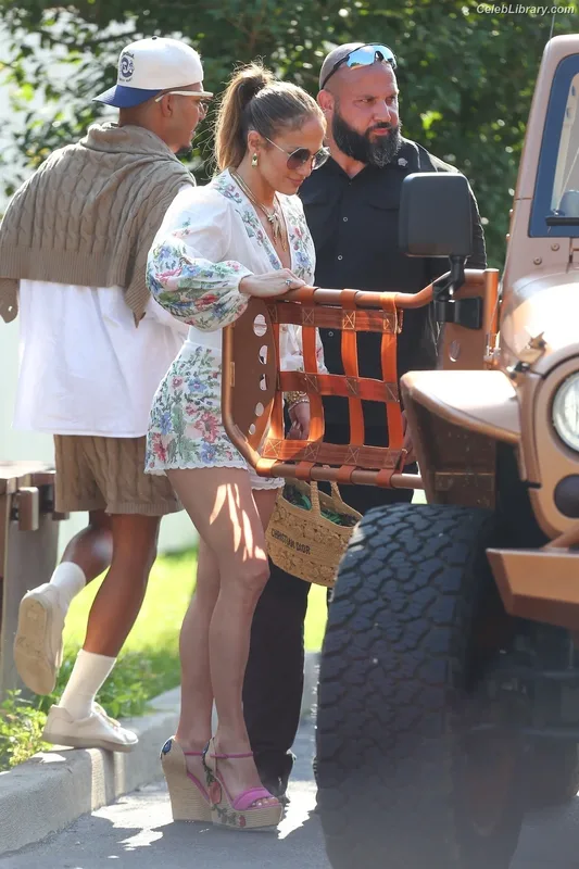 Jennifer Lopez photo 1 of 3409