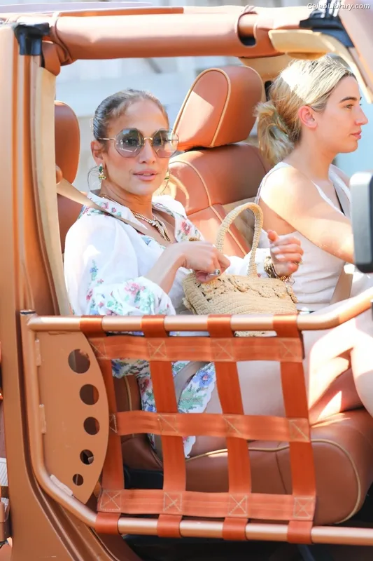 Jennifer Lopez photo 21 of 3409