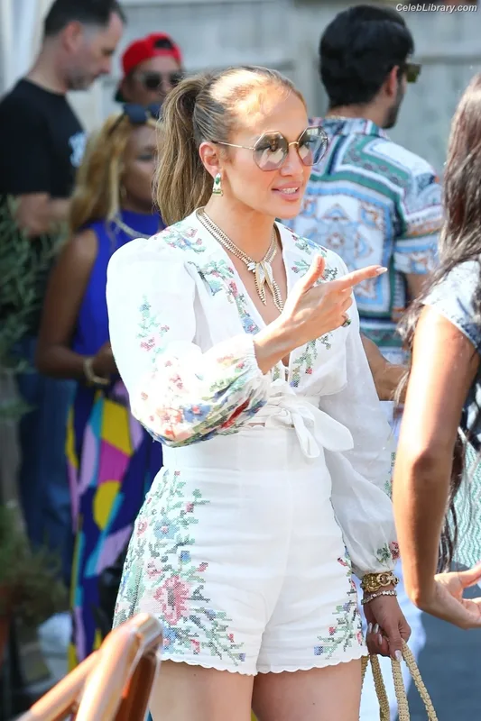 Jennifer Lopez photo 2 of 3409