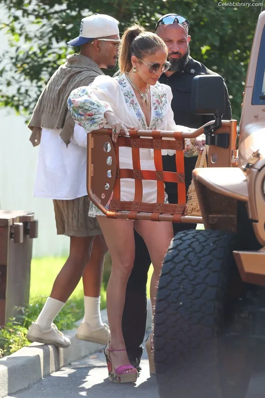 Jennifer Lopez photo 1 of 3409