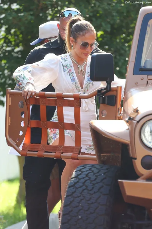 Jennifer Lopez photo 3 of 3409