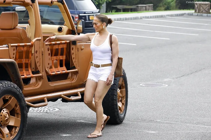 Jennifer Lopez photo 21 of 3409