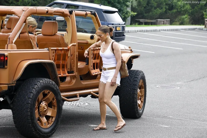 Jennifer Lopez photo 4 of 3409