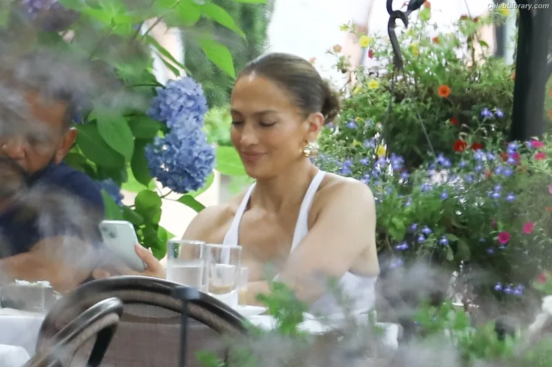 Jennifer Lopez photo 9 of 3409