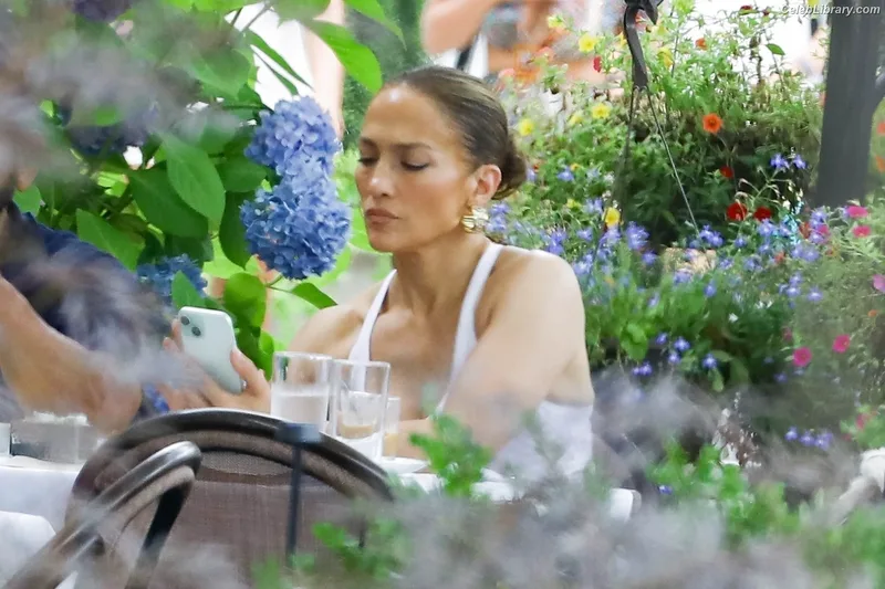 Jennifer Lopez photo 12 of 3409