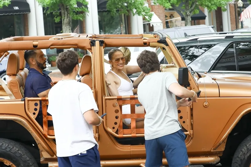 Jennifer Lopez photo 11 of 3409