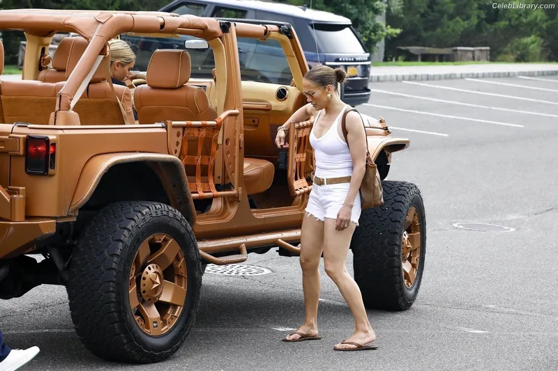 Jennifer Lopez photo 1 of 3409