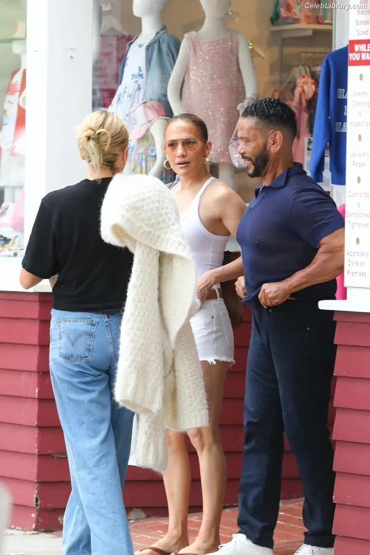 Jennifer Lopez photo 9 of 3409