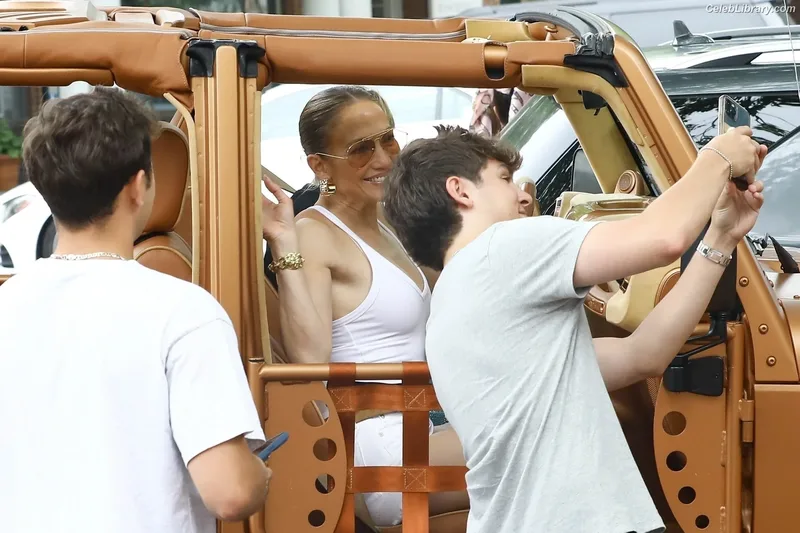 Jennifer Lopez photo 11 of 3409