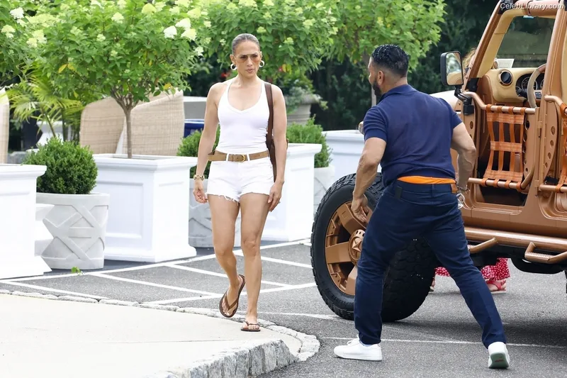 Jennifer Lopez photo 4 of 3409