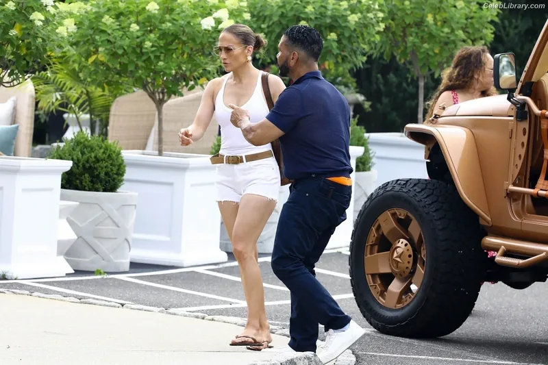 Jennifer Lopez photo 1 of 3409