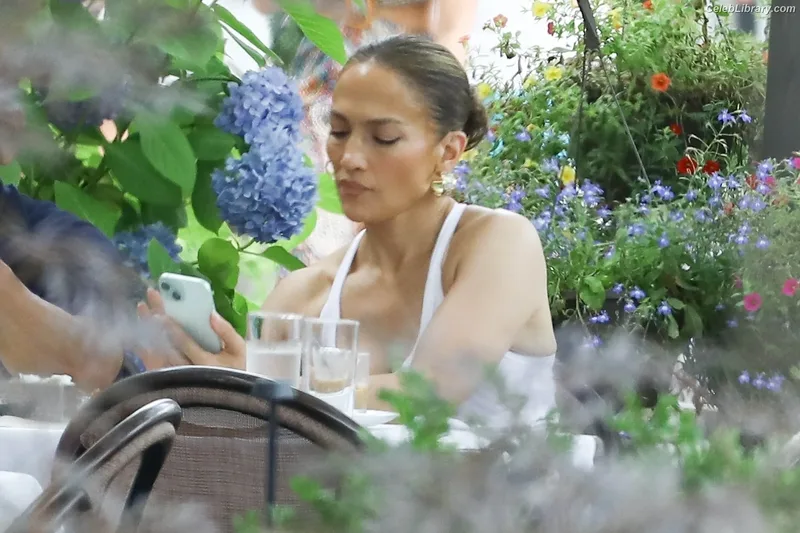Jennifer Lopez photo 5 of 3409