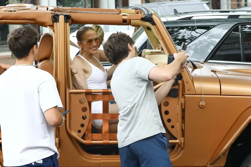 Jennifer Lopez photo 14 of 3409