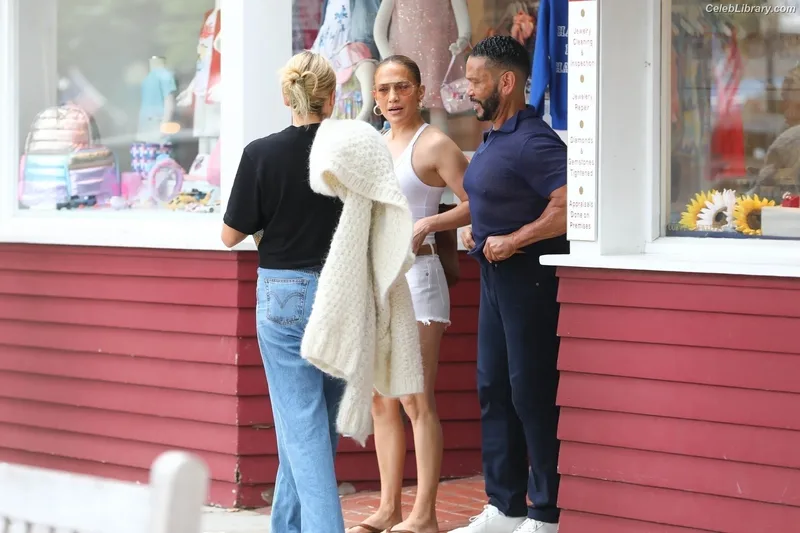 Jennifer Lopez photo 4 of 3409