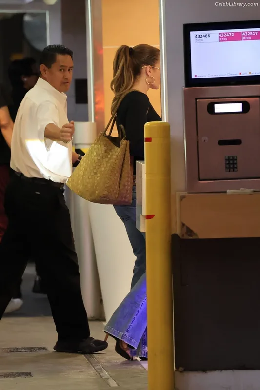 Jennifer Lopez photo 4 of 3409