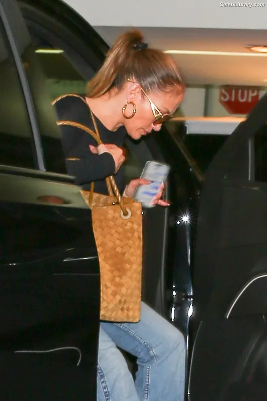 Jennifer Lopez photo 10 of 3409