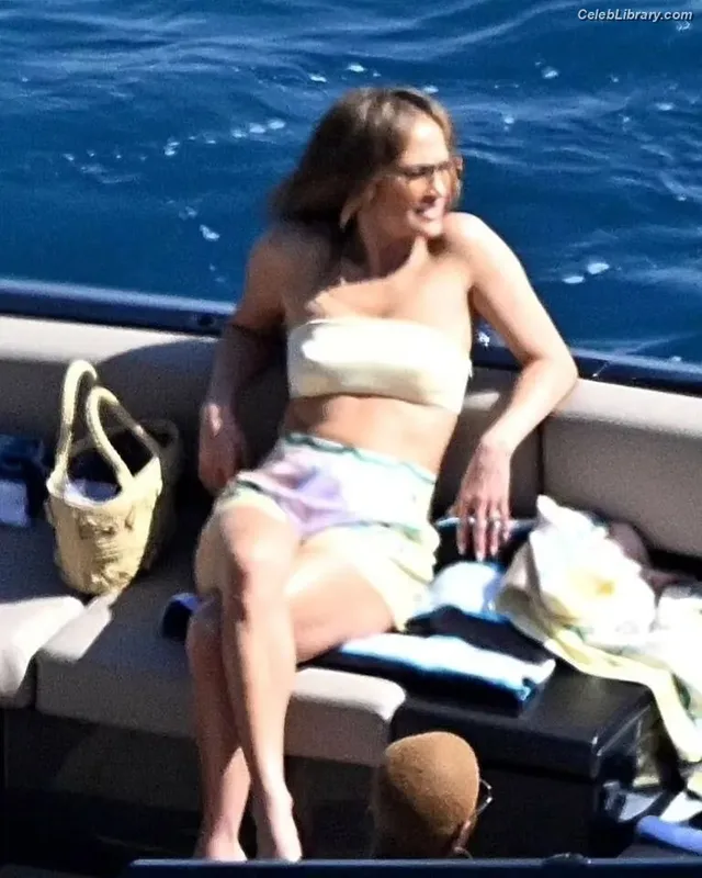 Jennifer Lopez photo 2 of 3409
