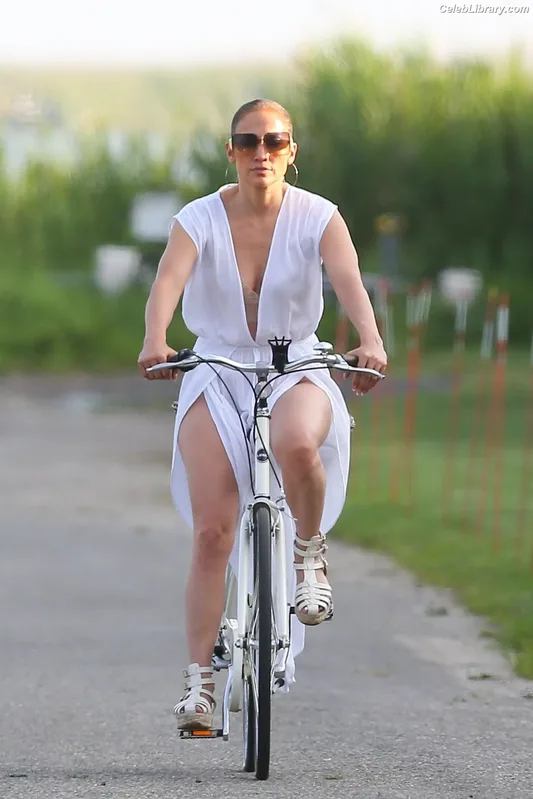 Jennifer Lopez photo 2 of 3409